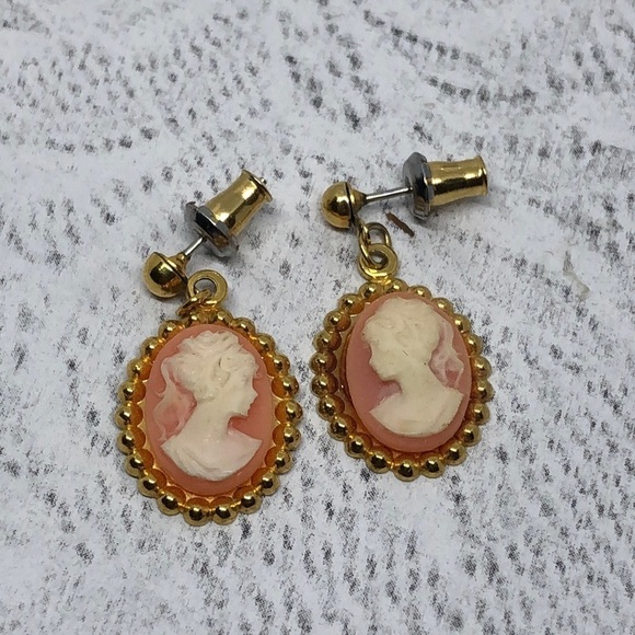 Romantic Victorian style small cameo earrings - Picture 2 of 4